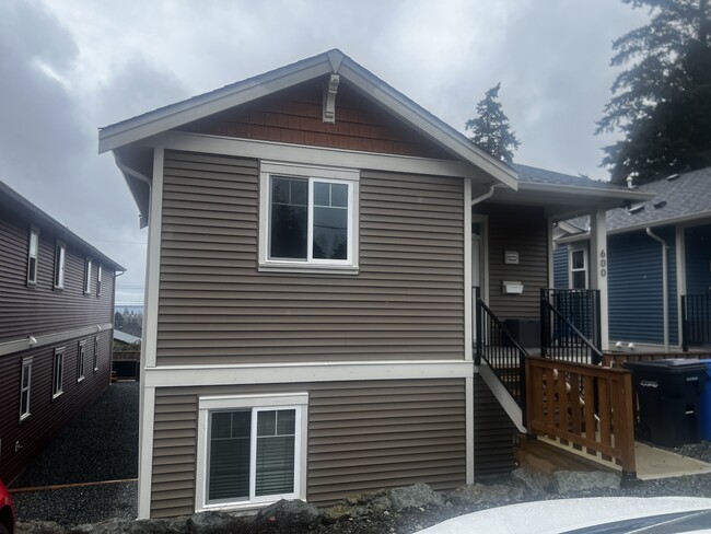 Building Photo - 600 Hillcrest Ave