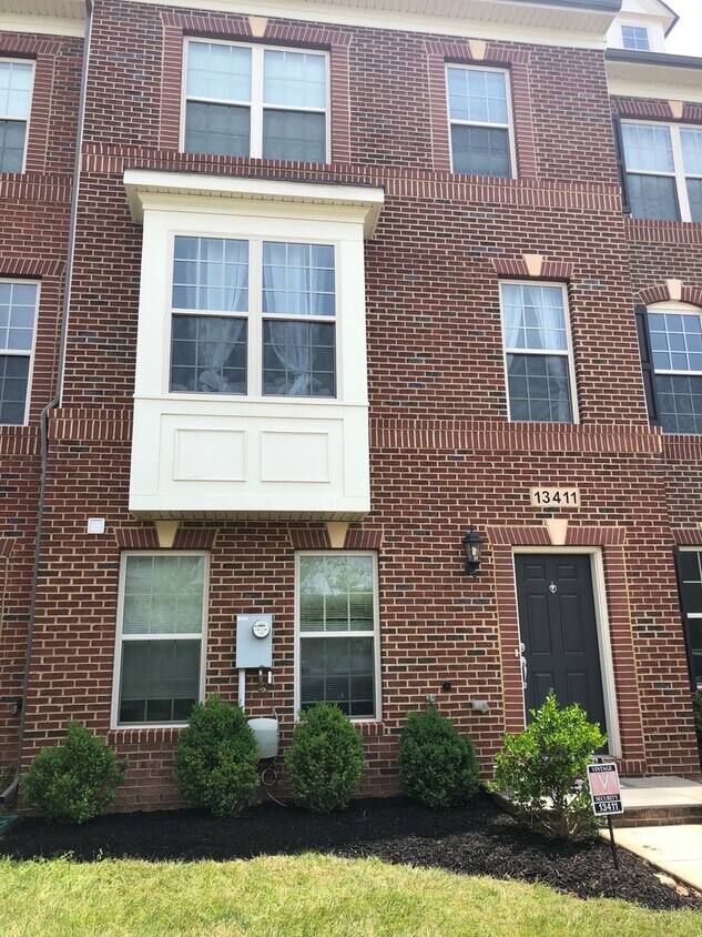 Primary Photo - Beautiful Garage Townhouse in Poplar Run -...