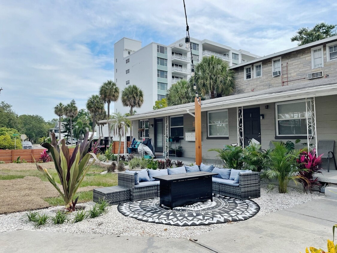 Building Photo - 656 Beach Dr NE