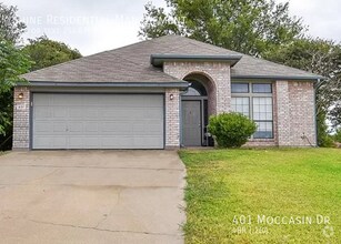 Building Photo - 401 Moccasin Dr