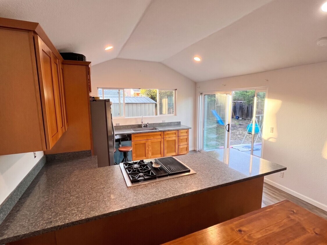 Foto del edificio - San Lorenzo Home w/ Hardwood, Central Heating & Modern Updates