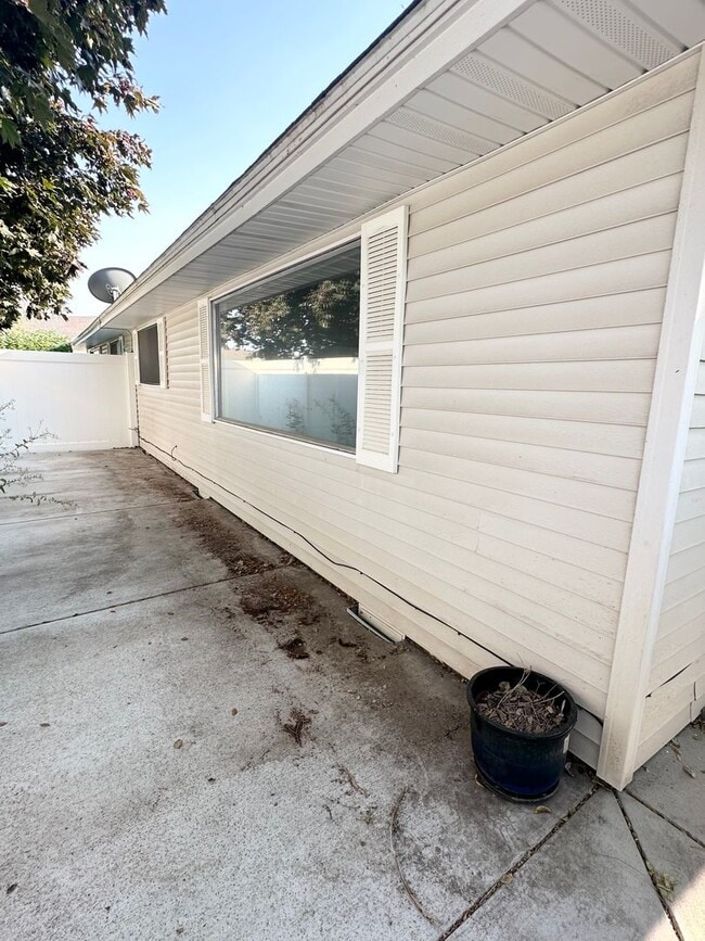 Building Photo - For Rent – 4302 W Kennewick Ave #1