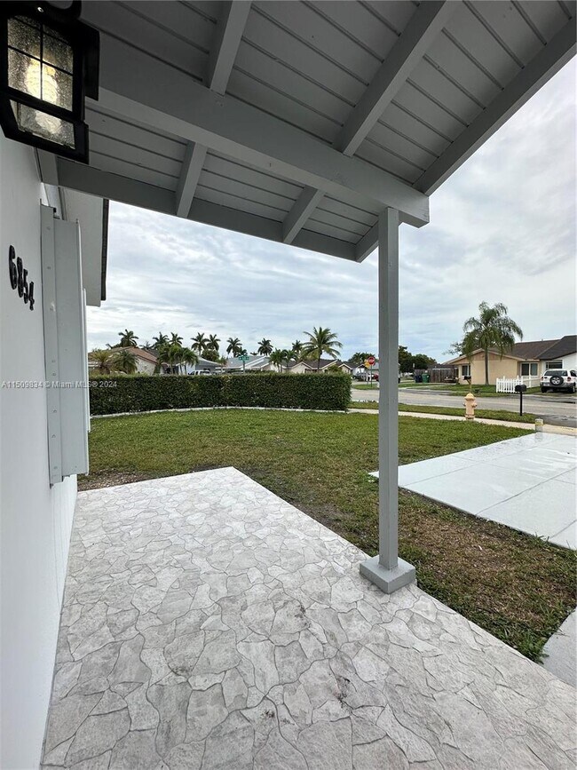 Foto del edificio - 6854 SW 131st Ct