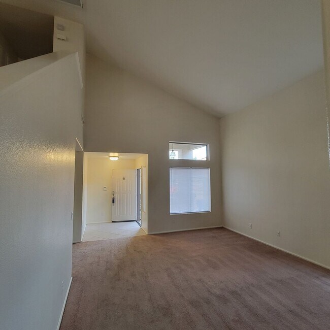 Foto del edificio - Large 4 Bedroom Lake Front Property on Premium Cul-De-Sac Lot