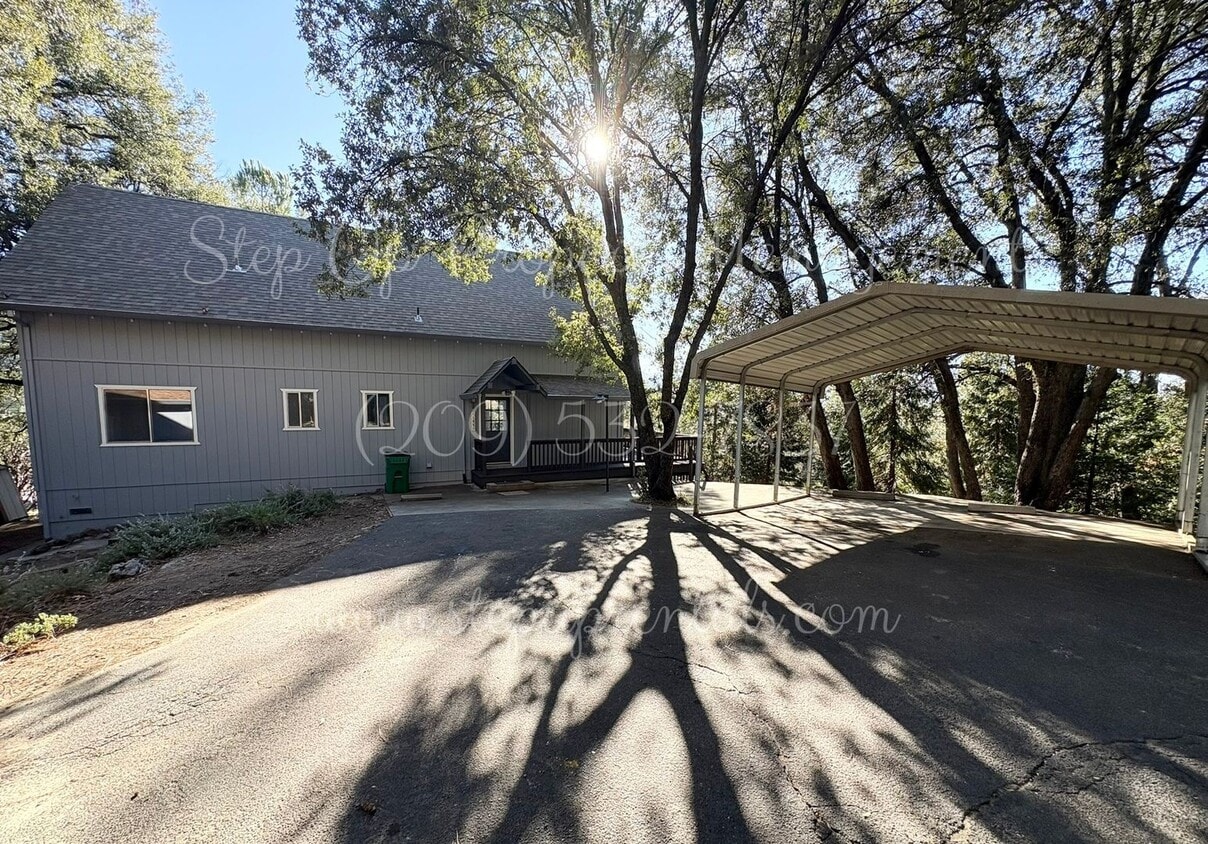 Foto principal - Spacious 3-Bedroom, 2-Bath Home with Garage and Private Deck in Sonora