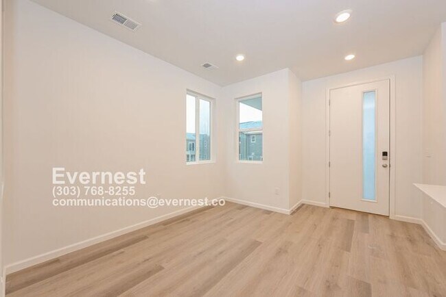 Building Photo - 3-Bedroom, 3-Bathroom Home with Modern Ame...