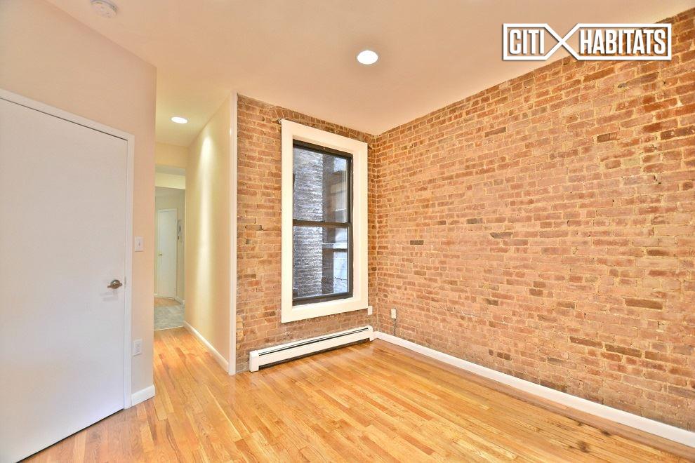 Primary Photo - 390 Manhattan Ave