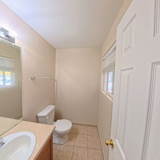 Foto del edificio - 3 bedroom 1.5 bath close to Fort Carson