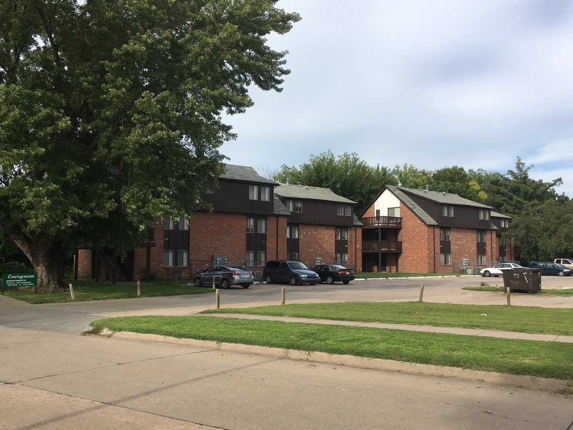 Primary Photo - Evergreen Apartments