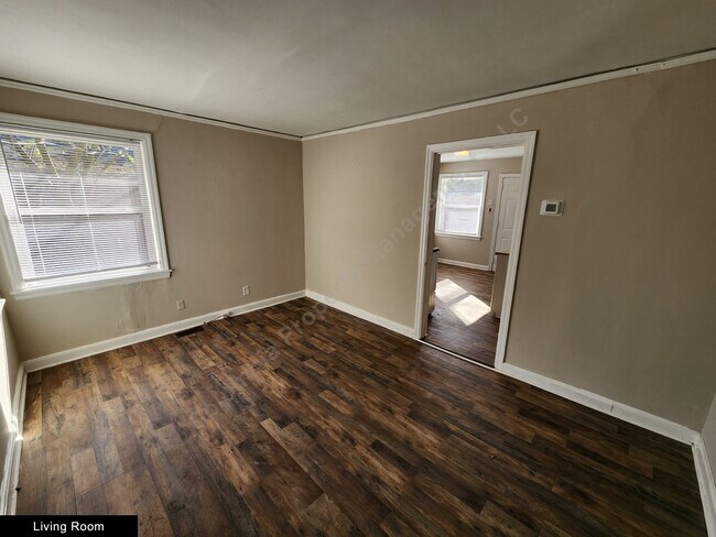Building Photo - 30 Carillon Ct