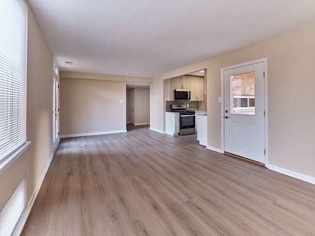 Luminoso y abierto apartamento de 2 habitaciones | 1,5 baños con 989 pies cuadrados, cocina renovada y hermosos pisos estilo madera en todas partes. - North Crossing