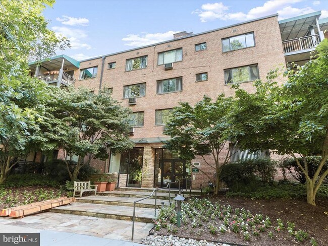 Foto del edificio - 2325 42nd St NW