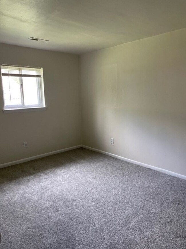 Building Photo - Newly Renovated 4 bedroom 2 bath Ranch Home
