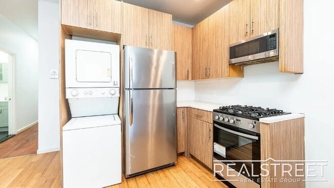 Building Photo - 4 Bed 2 bath off the border of Clinton Hill and Bedstuy.