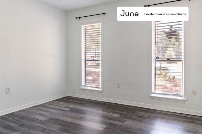 Foto del edificio - Private bedroom in 4 bed/1 bath Home