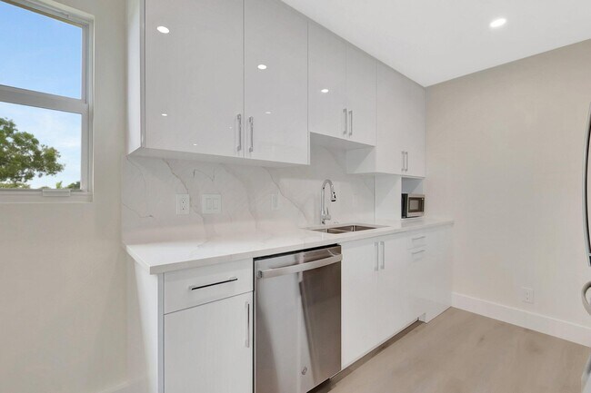 Building Photo - 4068 Ainslie Dr