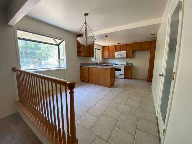 Building Photo - 4 Bed / 2 Bath | Granite Bay Home Availabl...