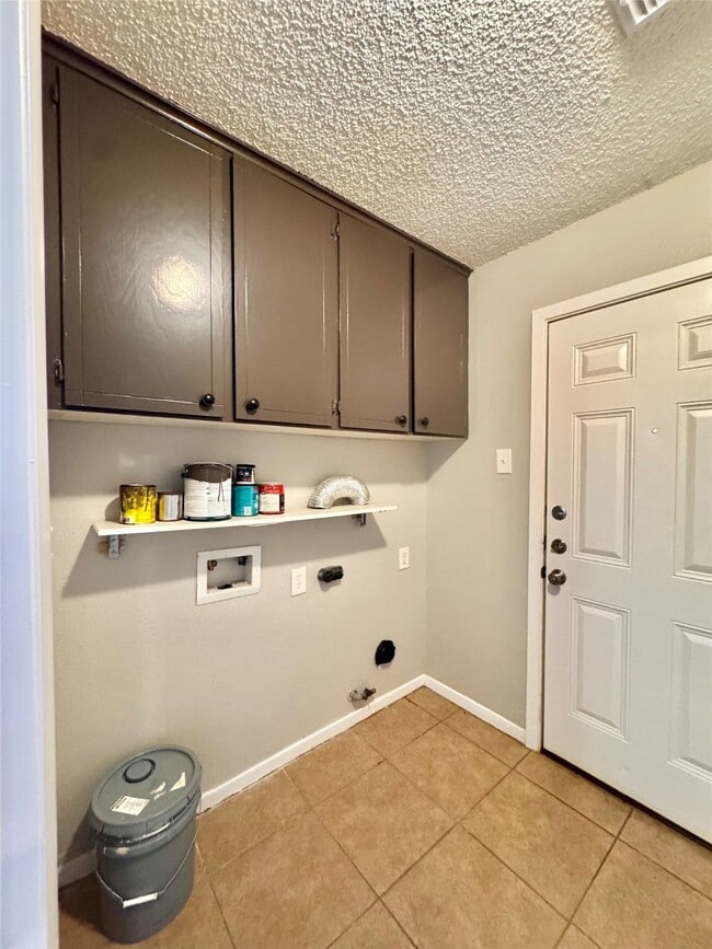 Building Photo - 6018 Weeping Willow Rd