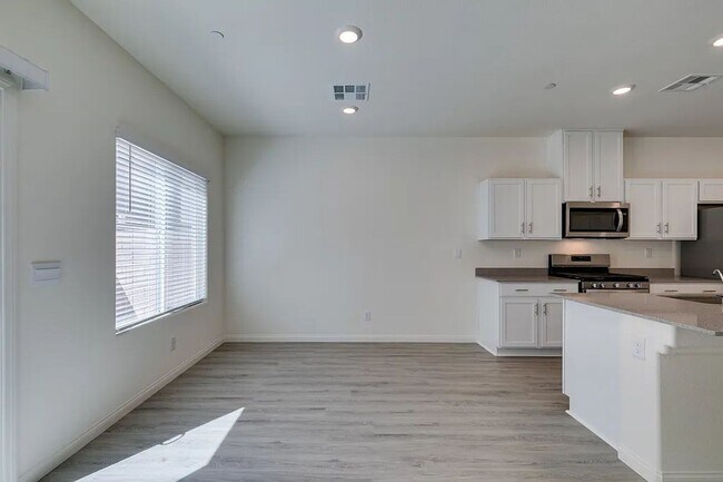 Foto del edificio - BEAUTIFUL NEW BUILD WITH 3 BEDROOMS, 2.5 B...