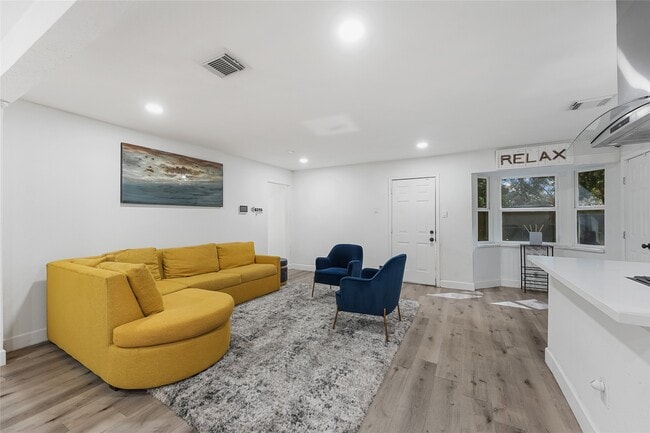 Foto del edificio - 9618 Glenwood Forest Dr