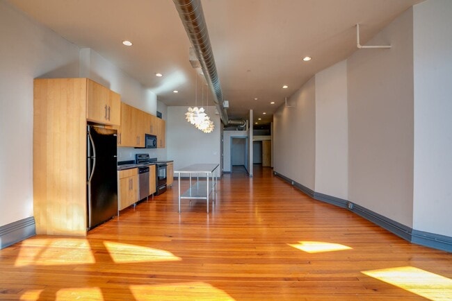 Building Photo - Spacious Newport Loft