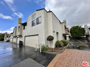 Building Photo - 4271 Las Virgenes Rd