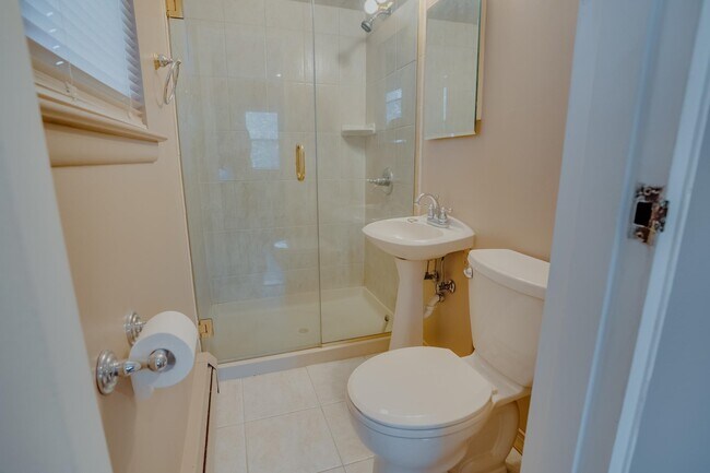 Building Photo - 1138 Farm Rd