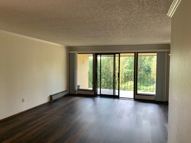 Building Photo - 401 La Villa Dr