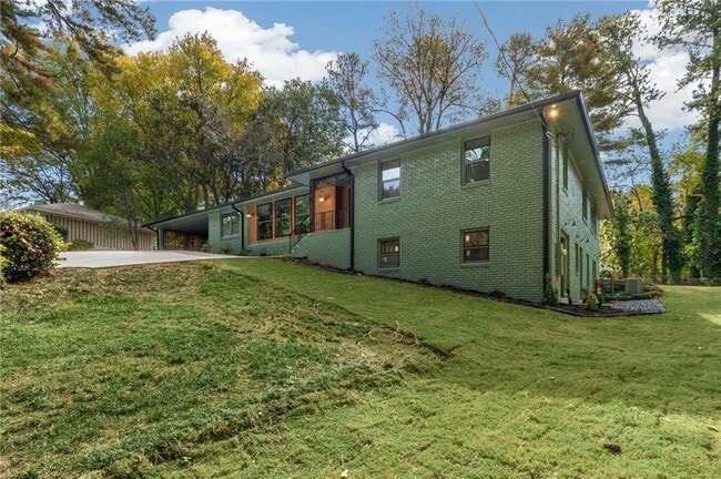 Building Photo - 2732 Janellen Dr NE