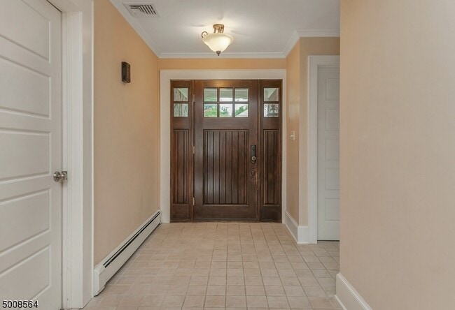 Building Photo - 402 W Shore Trail