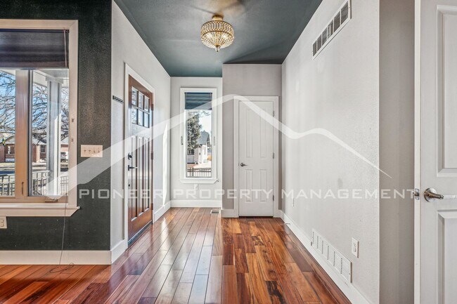 Foto del edificio - Spacious 5-Bedroom Home with Luxury Featur...