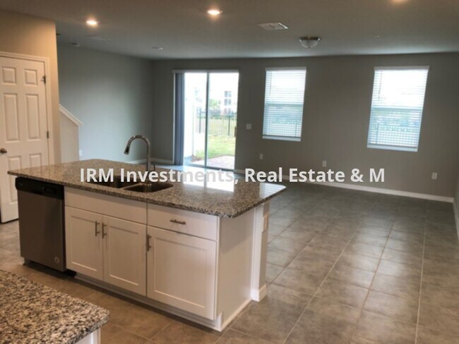 Building Photo - 3 bedroom townhome!