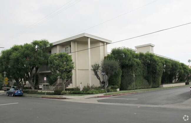 Building Photo - 5204 Yarmouth Ave