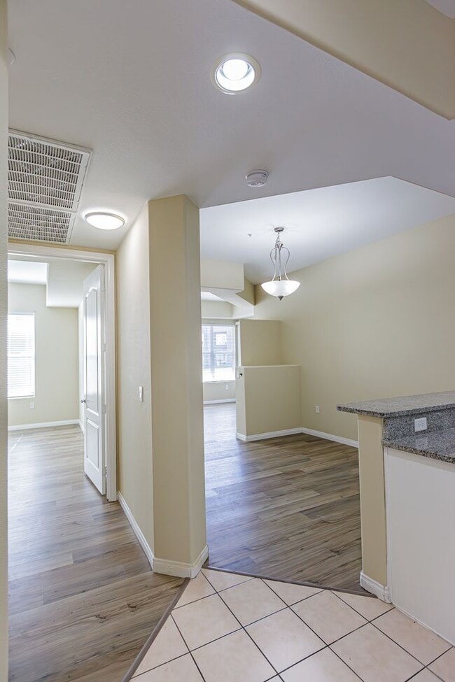Building Photo - Top Floor 2 Bedroom Condo Located in Manha...
