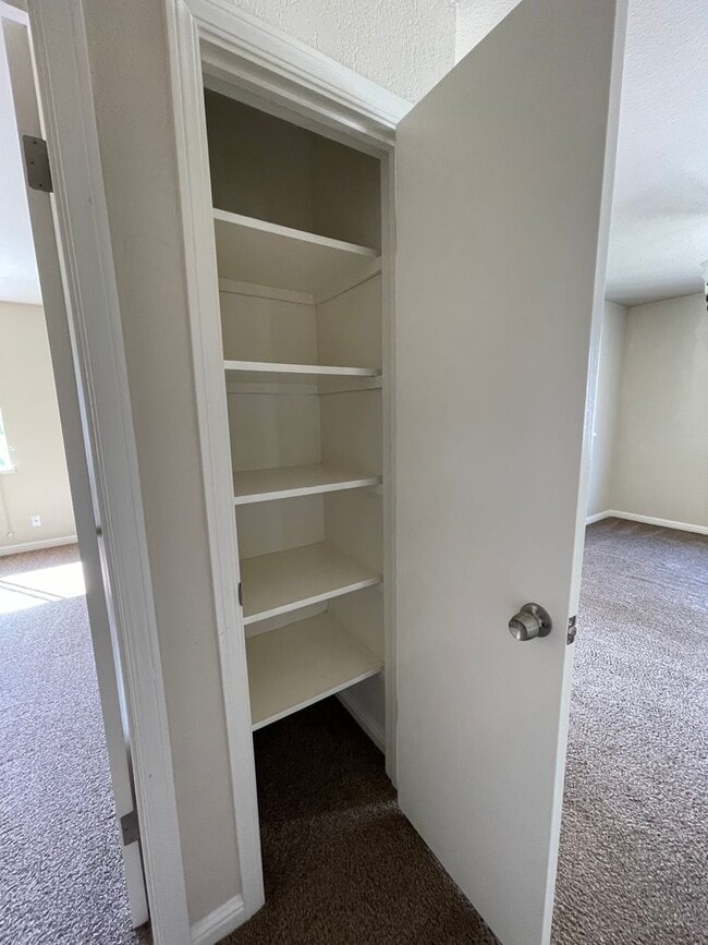 Building Photo - Downstairs 2 Bedroom 2 Bath Apartment with...
