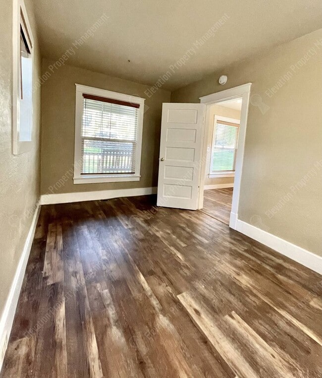 Building Photo - Super charming 2 BR cottage on the westsid...