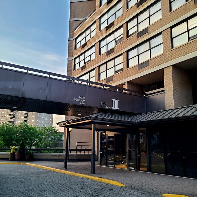 Foto del edificio - 7004 Kennedy Blvd E