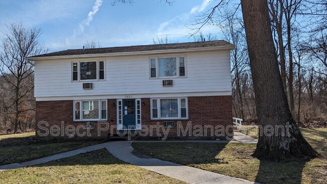 Foto del edificio - 3839 Sleepy Hollow Ln