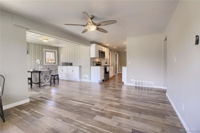 Foto del edificio - Incredible Ranch Home in Chaffee Park Denver