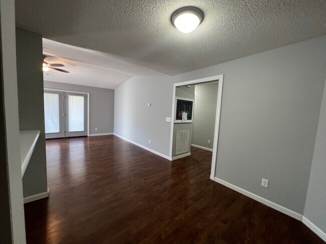 Foto del edificio - 3BR/2bath Top floor unit /Fresh Paint!/ Wo...