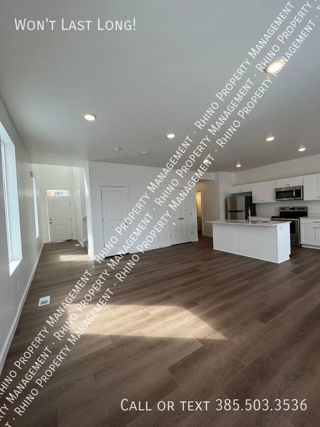 Building Photo - 3 Bedroom/2.5 Bathroom Townhome in Eagle M...