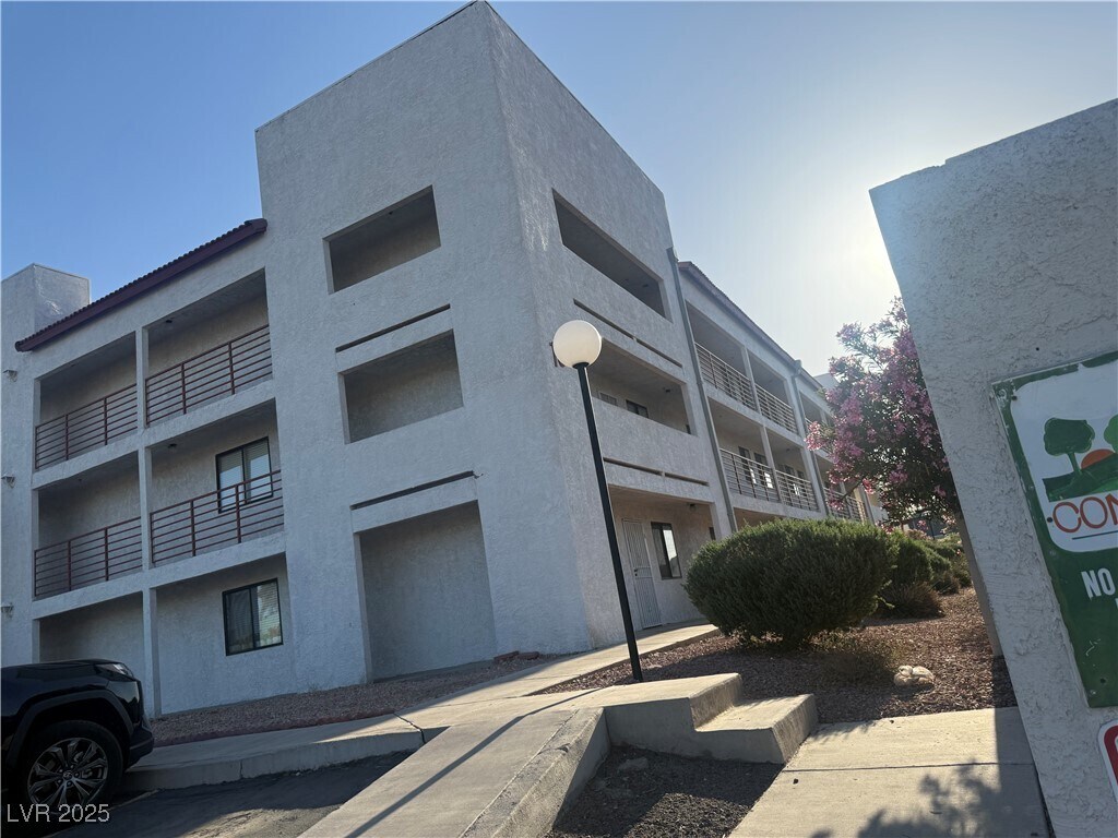 Foto del edificio - 1381 E University Ave.