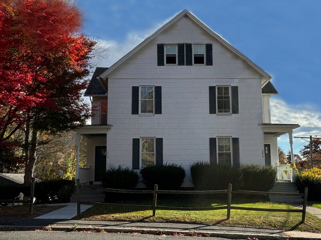 Frente de casa de 3 familias - 206 Echo Lake Rd