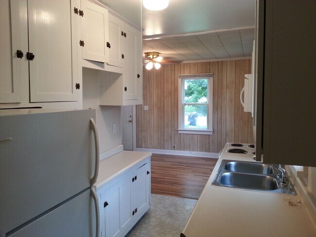 Building Photo - 2 bedroom, 1 bath single-family home near Towncrest