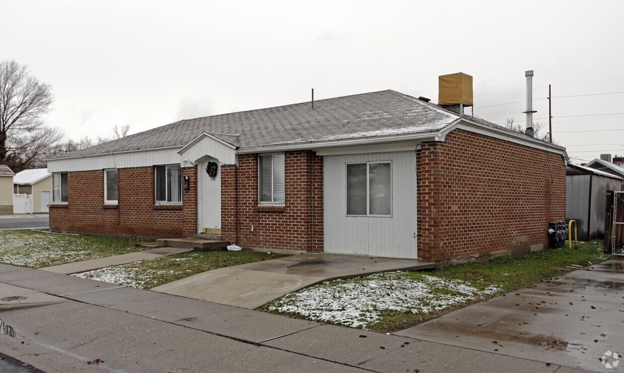Building Photo - 196 Leslie Ave