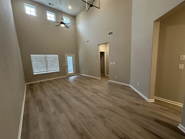 Building Photo - Brand New 4 Bed 3 Bath Townhome In Shelbyville