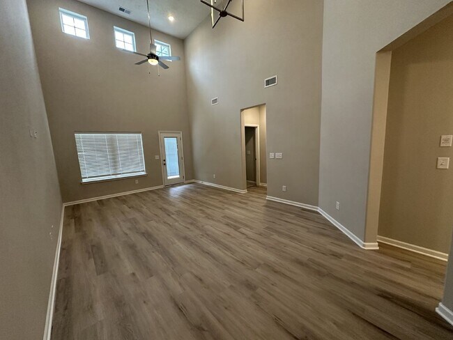 Foto del edificio - Brand New 4 Bed 3 Bath Townhome In Shelbyville