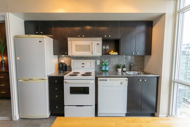 Building Photo - 11-3611 Brunel Ct