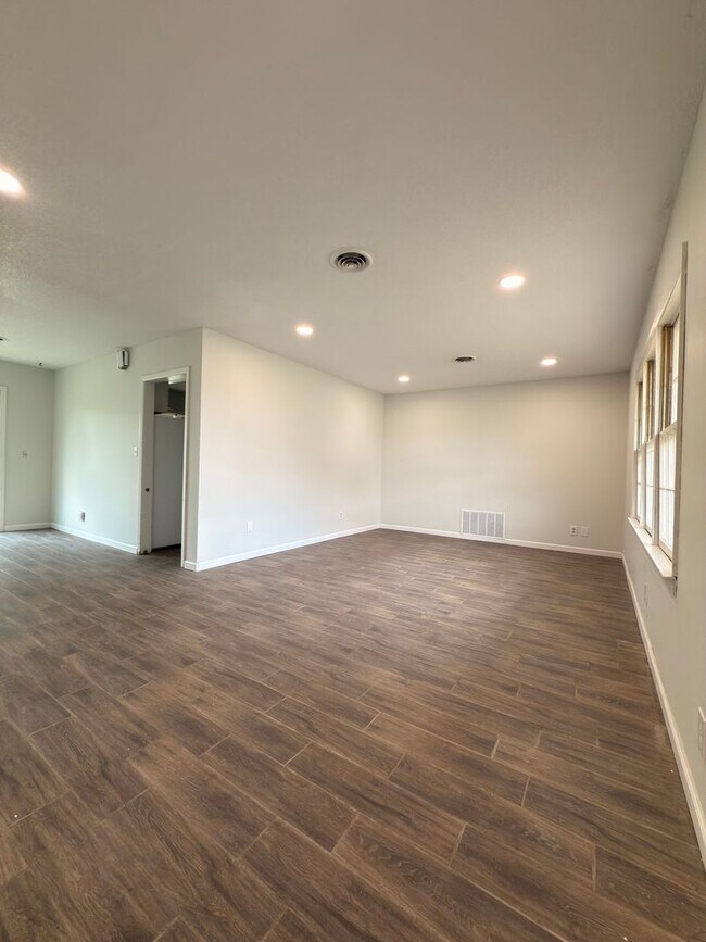 Foto del edificio - Beautiful Move in ready House!