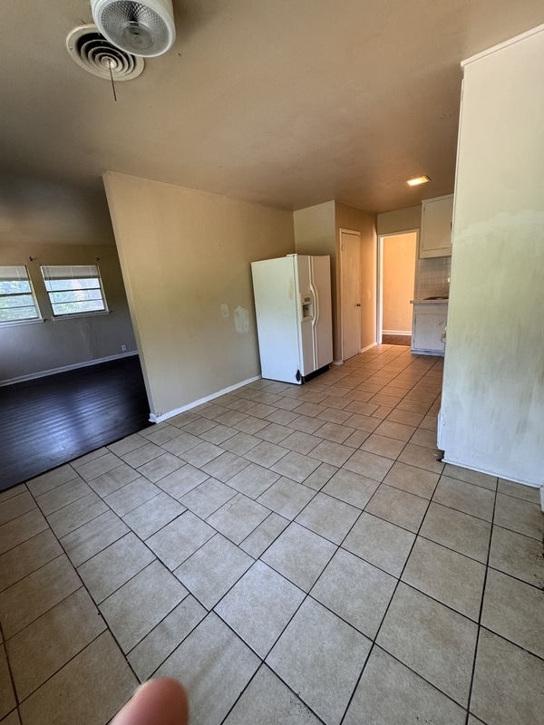 Building Photo - 1520 Roanoke Dr
